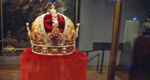 واكنش شهبانو فرح پهلوی به ادعای خارج‌کردن جواهرات سلطنتی از ایران چیست؟