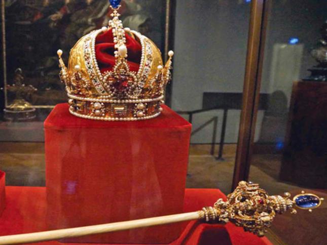 واكنش شهبانو فرح پهلوی به ادعای خارج‌کردن جواهرات سلطنتی از ایران چیست؟