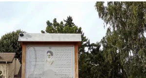 حمله به تابلوی خمینی در نوفل لوشاتو