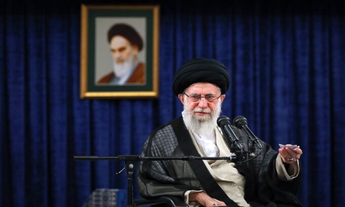 خامنه‌ای: وسوسه جوانان با باتوم برطرف نمی شود