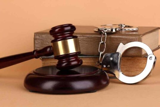 چرا وکلای آرمیتا عباسی از وکالت این معترض بازداشتی کناره‌گیری کردند؟
