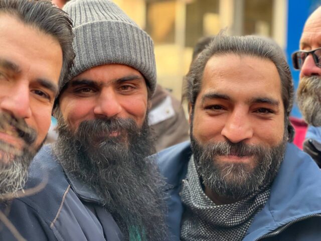 دیدار عباس دهقان، درویش گنابادی با دختر پنج ساله‌اش پس از پنج سال زندان