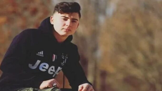 آرین کوخایی با دوختن لب‌هایش دست به اعتصاب غذا زد!