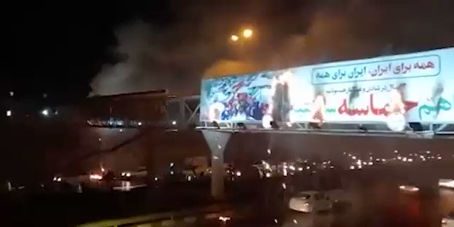 آتش زدن بيلبورد حكومتی در مشهد