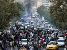 اعتراض یک شهروند با پوشیدن کفن در میدان انقلاب تهران
