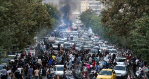 اعتراض یک شهروند با پوشیدن کفن در میدان انقلاب تهران