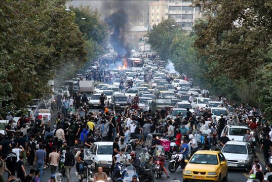 اعتراض یک شهروند با پوشیدن کفن در میدان انقلاب تهران