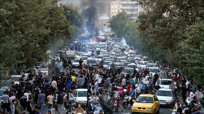 اعتراض یک شهروند با پوشیدن کفن در میدان انقلاب تهران