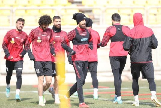 شعار تند هوا‌داران پرسپولیس علیه بازیکنان: بی‌غیرت، بی‌غیرت!