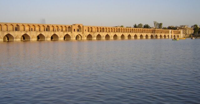 کشاورزان اصفهان برای احیای زاینده رود با تراکتورهای خود عازم تهران شدند