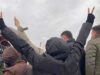اعتراض شهروند در جشنواره حکومتی با نشان دادن تخم مرغ با شعارهای خیزش انقلابی