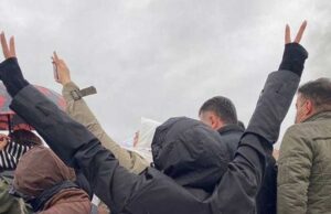 اعتراض شهروند در جشنواره حکومتی با نشان دادن تخم مرغ با شعارهای خیزش انقلابی