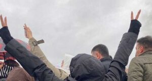 اعتراض شهروند در جشنواره حکومتی با نشان دادن تخم مرغ با شعارهای خیزش انقلابی