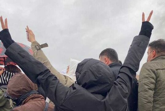 اعتراض شهروند در جشنواره حکومتی با نشان دادن تخم مرغ با شعارهای خیزش انقلابی