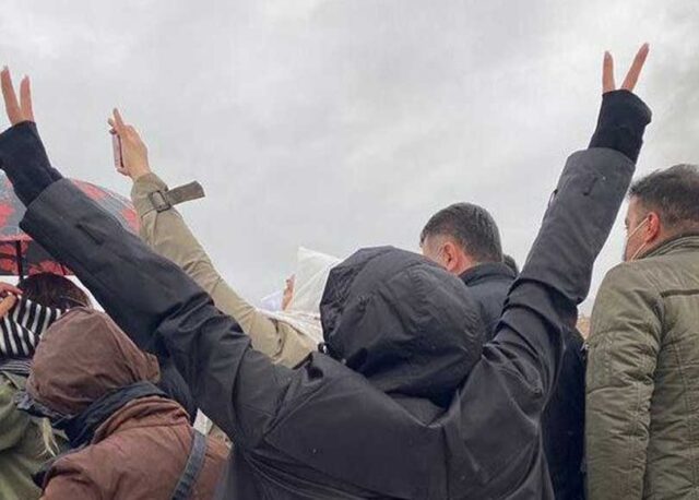 اعتراض شهروند در جشنواره حکومتی با نشان دادن تخم مرغ با شعارهای خیزش انقلابی