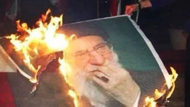 به آتش کشیدن تصویر علی خامنه‌ای در روزهای نوروز