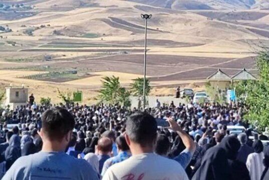حضور گسترده مردم بر مزار مهسا امینی