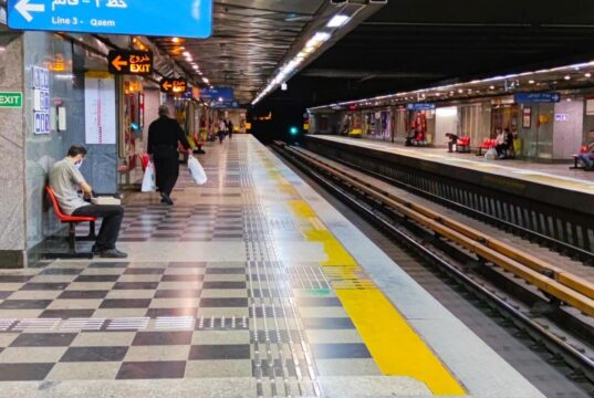 فرياد شعار "مرگ بر خامنه‌ای" در ایستگاه مترو بهشتی تهران