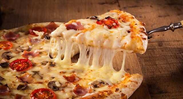 طرز تهیه پیتزا مانند رستوران