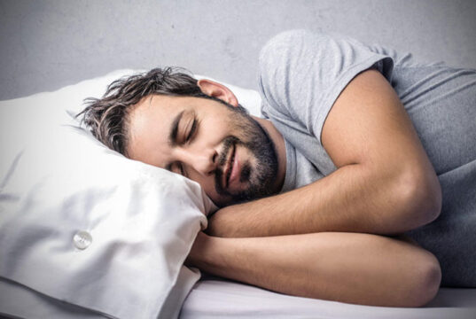 چه عواملی باعث حرف زدن خواب می شود؟