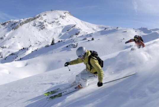 سقوط یک اسکی‌باز در یخچال طبیعی