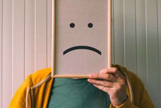 نشانه هایی که نشان می دهد شما افسرده هستید و آن را نادیده می گیرید