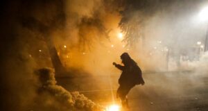 استفاده از گاز اشک‌آور علیه معترضان در مقابل زندان اصفهان