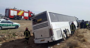 تصادف واژگونی اتوبوس گردشگری در قزوین: دو کشته و چندین مجروح