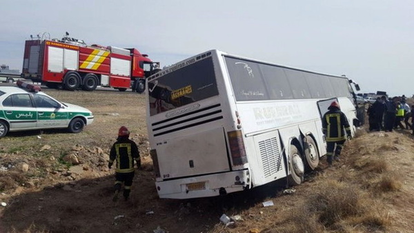تصادف واژگونی اتوبوس گردشگری در قزوین: دو کشته و چندین مجروح
