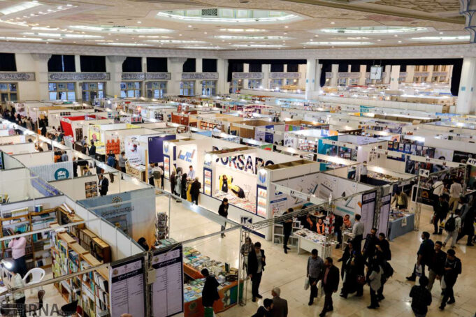 مسئولان نمایشگاه کتاب تهران دستور تعطیلی غرفه «نشر روزنه» را صادر کرده‌اند!