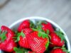 راهنمای کشت و برداشت توت فرنگی در خانه: از باغبانی خانگی تا سفره‌ی میوه‌های تازه
