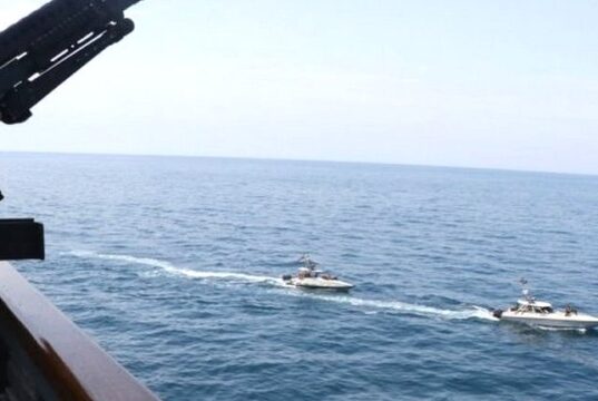 واکنش ناوگان آمریکا و بریتانیا به مزاحمت قایق‌های سپاه برای یک کشتی