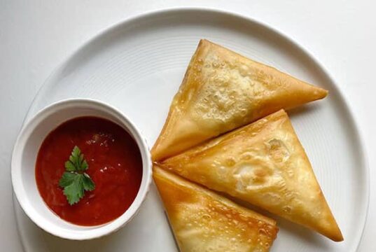 سمبوسه: طرز تهیه‌ی ساده و لذیذ این خوشمزه خاورمیانه‌ای