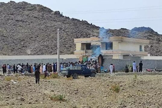 محاصره و تیراندازی نیروهای نظامی به خانه‌ای در جکیگور