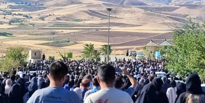 نماینده خامنه‌ای در کردستان: نصب سایه‌بان بر مزار مهسا امینی ممکن است باعث تجمع شود