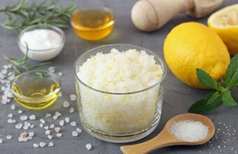 پوست روشن و بدون عیب با استفاده از اسکراب خانگی خیار و نمک دریا