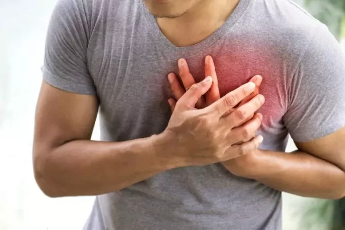 علائمی که نشان می‌دهد دچار حمله قلبی شده اید: تشخیص و واکنش فوری