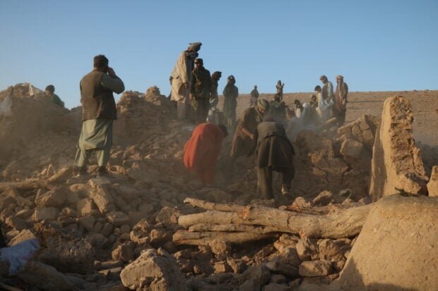 تلفات زلزله در مناطق شمال غرب افغانستان به بیش از ۲۰۰ کشته افزایش یافت