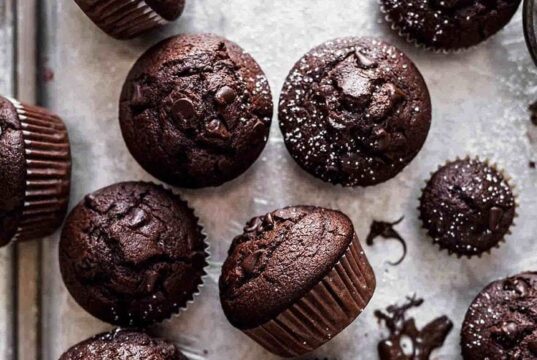 راهنمای تهیه کاپ کیک شکلاتی نرم و خیس برای مجالس