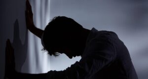 تاثیرات غم و اندوه شدید بر روان و جسم: راهنمای مدیریت این احساسات