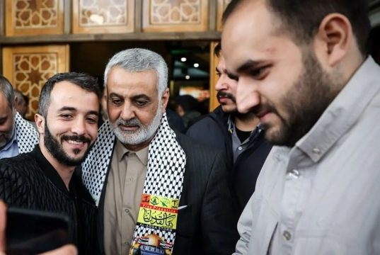تصاویری از حضور بازیگر نقش سلیمانی در مراسم رضی موسوی