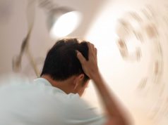 چرا هنگام ایستادن ناگهان احساس سرگیجه می کنیم؟ممکن است یک بیماری جدی باشد
