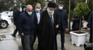 حضور خامنه‌ای بر مزار یکی از قربانیان هواپیمای اوکراینی