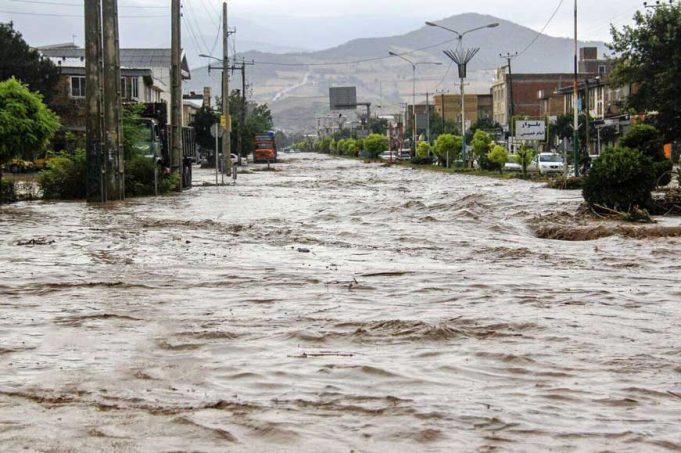 وقوع سیل و کارزار آب‌گرفتگی در استان‌های یزد و اصفهان به دلیل بارش شدید