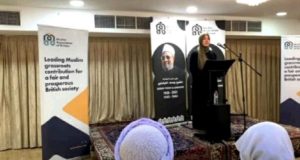 رغد التکریتی، رئیس اتحادیه اسلامی انگلیس در مراسم یادبود یوسف القرضاوی سخنرانی می کند