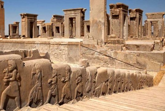 تخت‌جمشید در برابر گل‌سنگ‌ها و تهدیدات قارچی