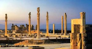 وضعیت نگران‌کننده فرونشست زمین در تخت جمشید و نقش جهان: هشداری برای آثار باستانی ایران