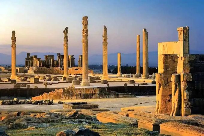 وضعیت نگران‌کننده فرونشست زمین در تخت جمشید و نقش جهان: هشداری برای آثار باستانی ایران